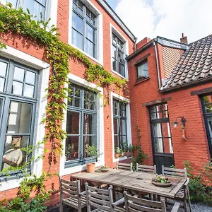 Door 10 Bed & Breakfast